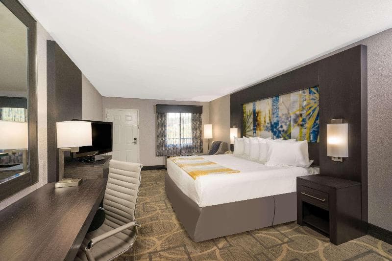 Days Inn By Wyndham Asheville Downtown North photo 1