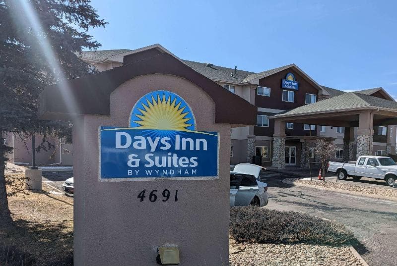 Days Inn & Suites by Wyndham Castle Rock photo 1