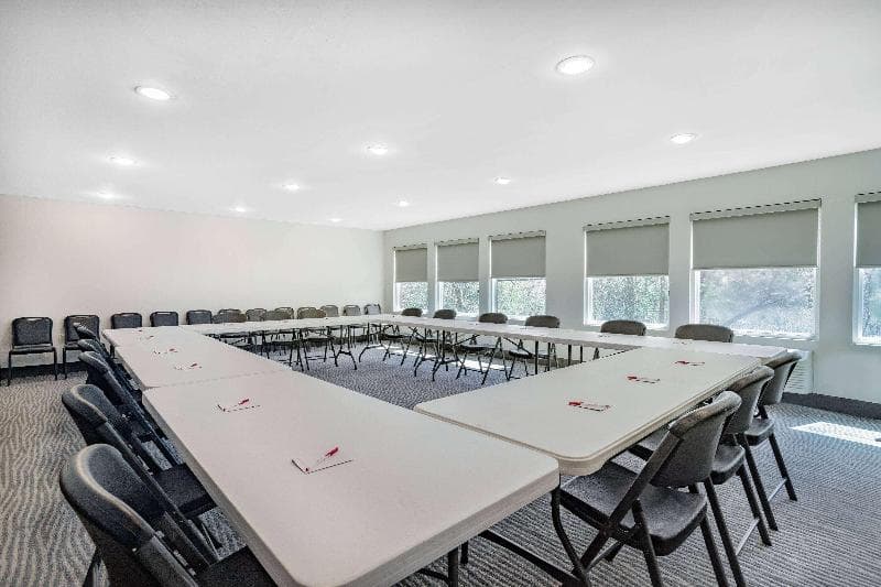 Ramada by Wyndham Hendersonville photo 1