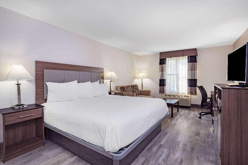 Ramada by Wyndham Hendersonville 5