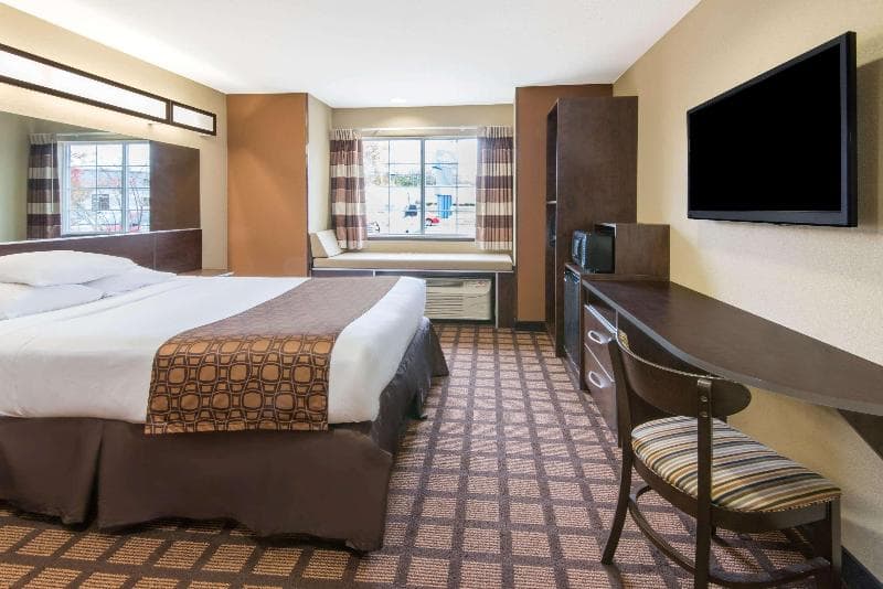 Microtel Inn & Suites by Wyndham North Canton 5