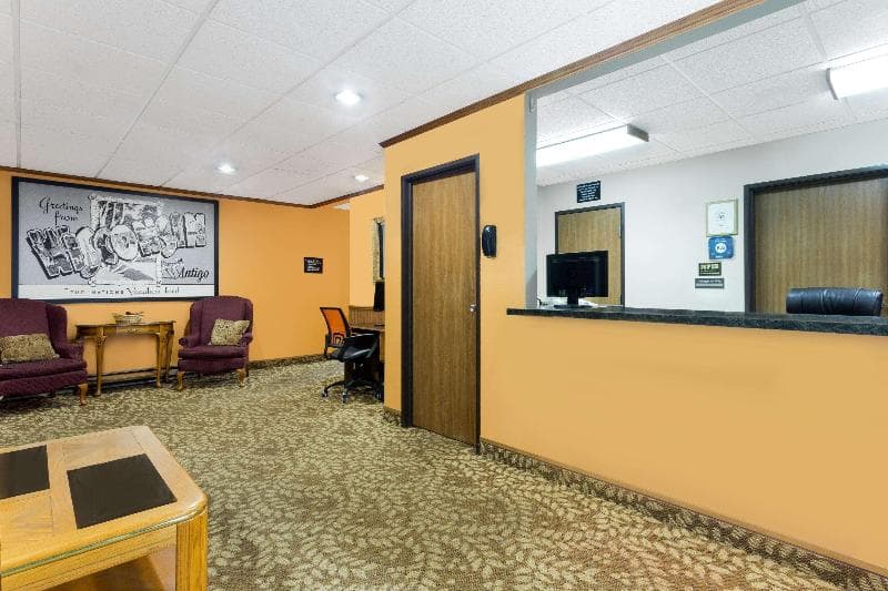 Super 8 By Wyndham Antigo 5