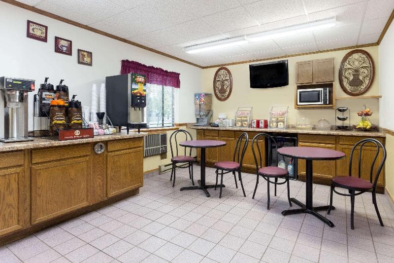 Super 8 By Wyndham Antigo 3