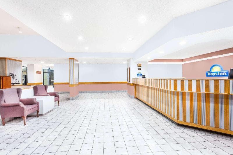 Days Inn & Suites By Wyndham Se Columbia Ft Jackson 4