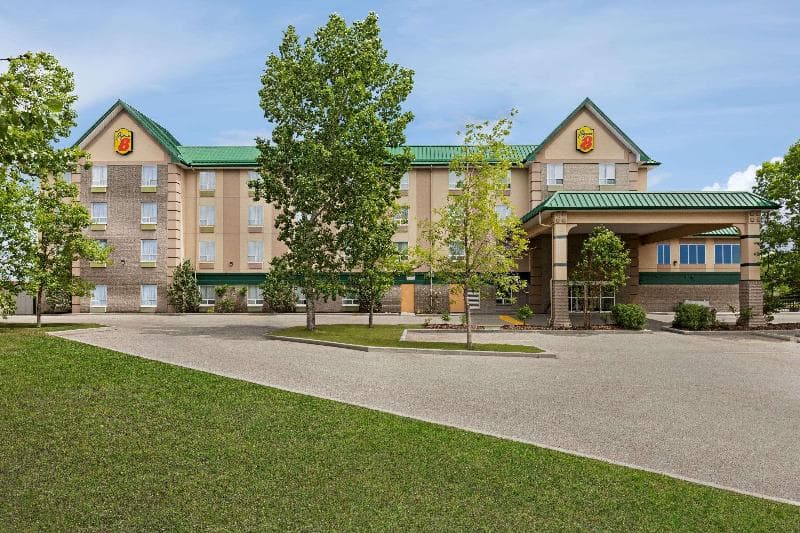Super 8 by Wyndham Calgary Shawnessy Area photo 1