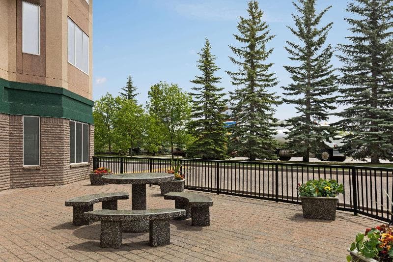 Super 8 by Wyndham Calgary Shawnessy Area 3