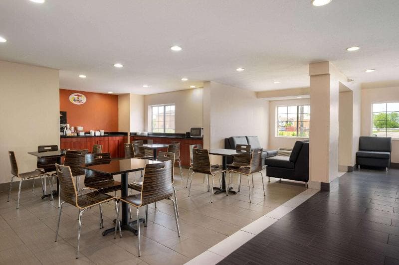 Super 8 by Wyndham Columbus West 2
