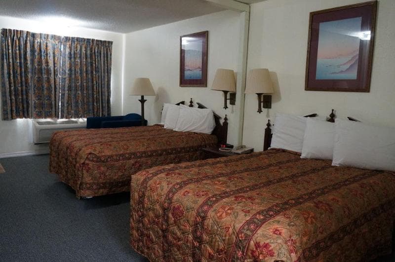 Ozark Inn & Suites 3