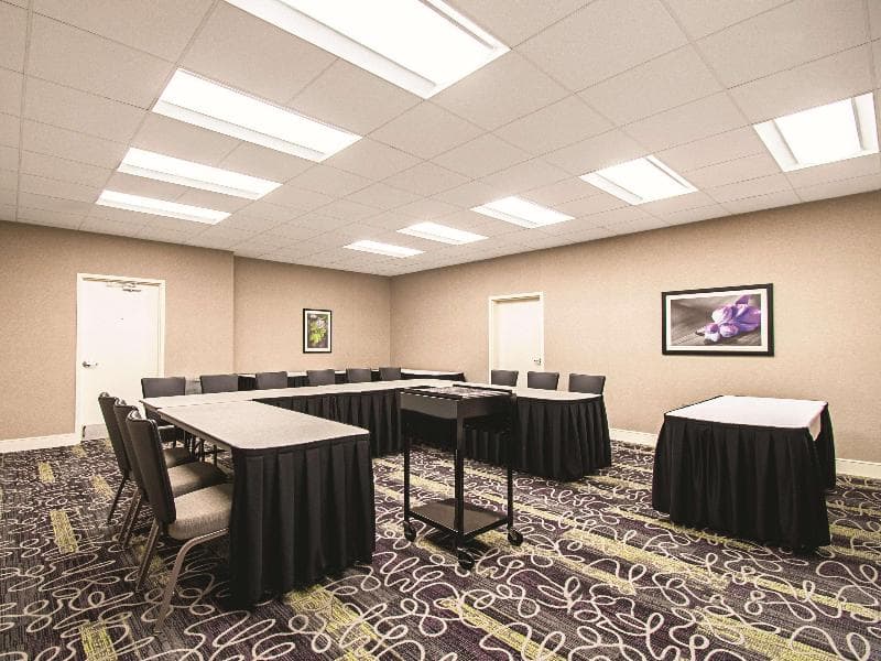 La Quinta Inn & Suites By Wyndham Cincinnati Sharonville photo 1