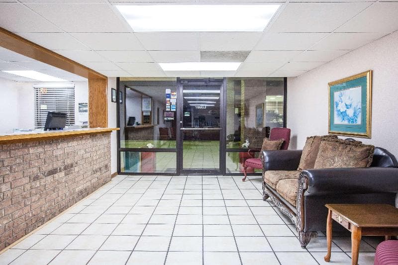 Super 8 by Wyndham Clinton 4