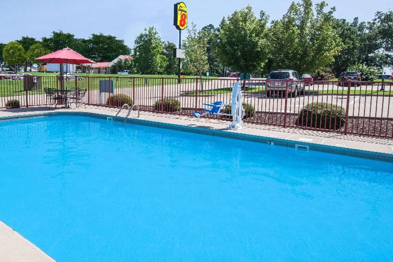 Super 8 by Wyndham Clinton 5