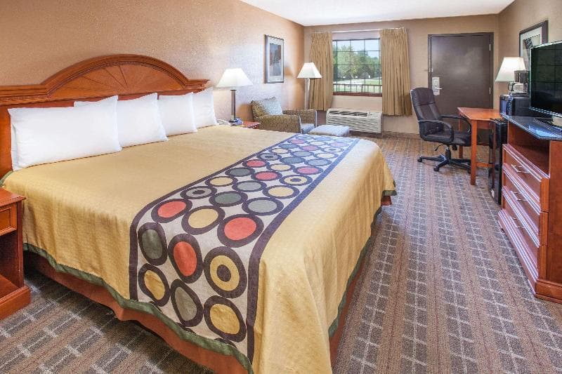 Super 8 by Wyndham Clinton photo 1
