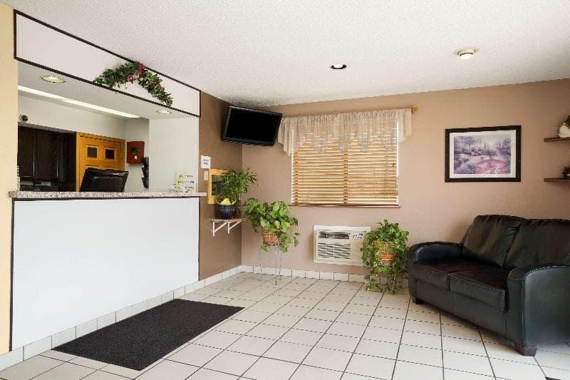Super 8 by Wyndham Cedar Rapids 4