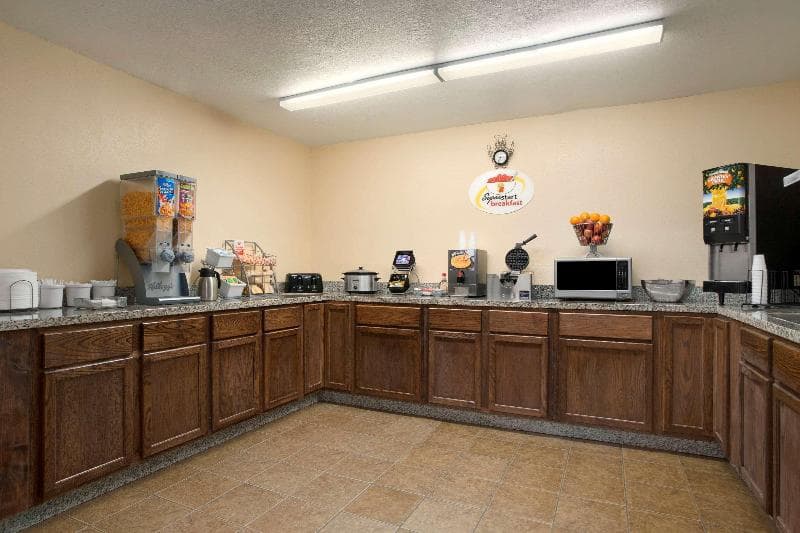 Super 8 by Wyndham Cedar Rapids photo 1