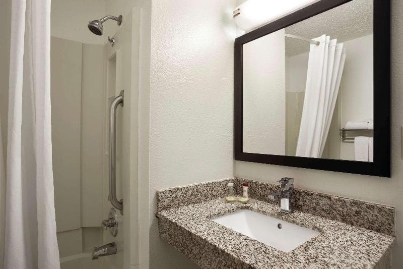 Super 8 by Wyndham Cedar Rapids 2