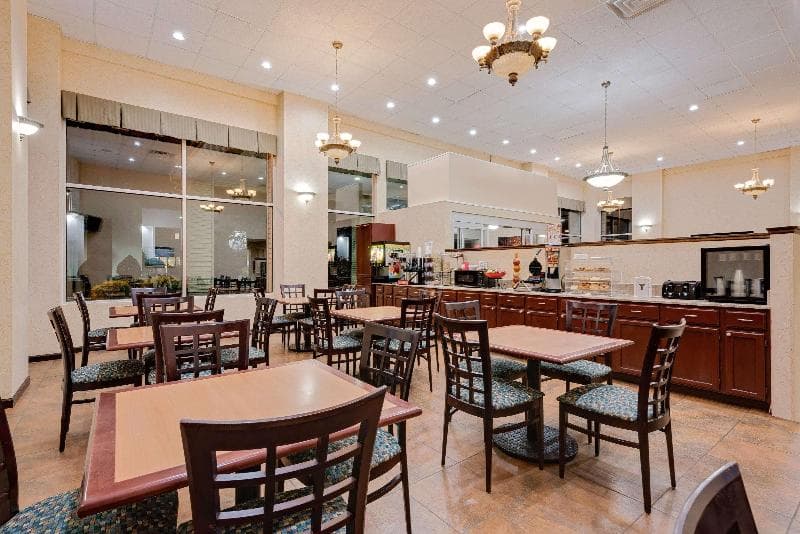 Ramada by Wyndham Cleveland Airport West 4