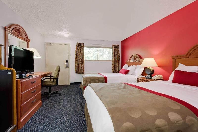 Ramada by Wyndham Cleveland Airport West 5