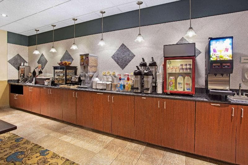 La Quinta Inn & Suites by Wyndham Stonington-Mystic Area 3