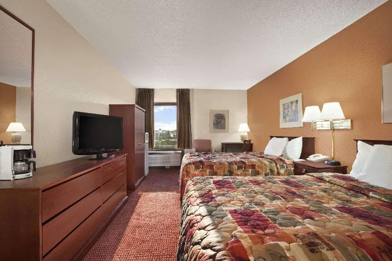 Days Inn & Suites By Wyndham Cedar Rapids photo 1