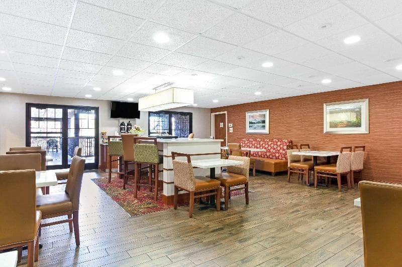 La Quinta Inn & Suites by Wyndham Boone University 3