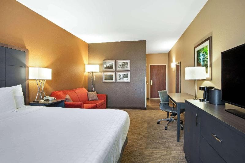 La Quinta Inn & Suites by Wyndham Boone University 4