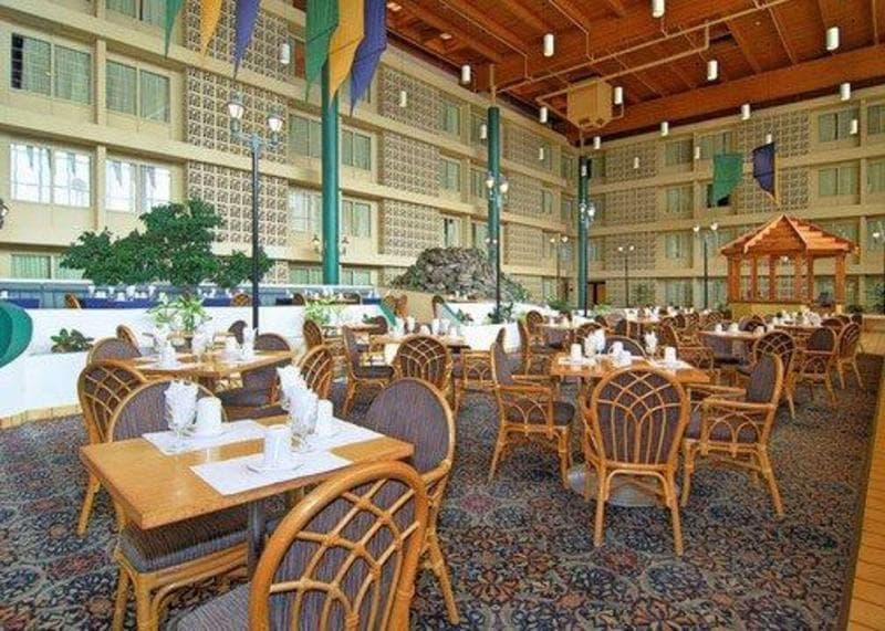 Clarion Hotel Airport & Conference Center 3