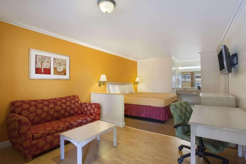 Travelodge by Wyndham Lemoore Near Naval Air Station photo 1