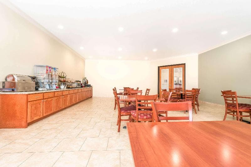 Ramada by Wyndham College Station 2