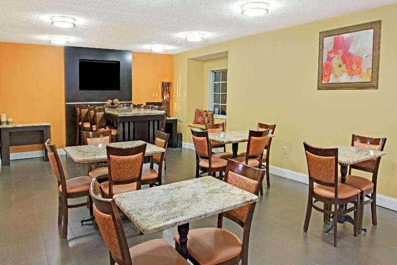 Microtel Inn & Suites By Wyndham Charlotte/University Place 4