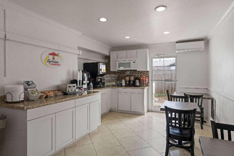 Super 8 by Wyndham Harbison/Parkridge Hospital 4