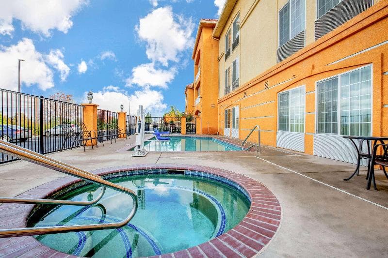 La Quinta Inn & Suites by Wyndham Fowler 4