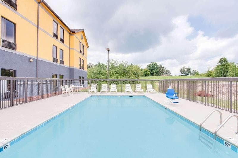 Super 8 By Wyndham Crossville Tn 5