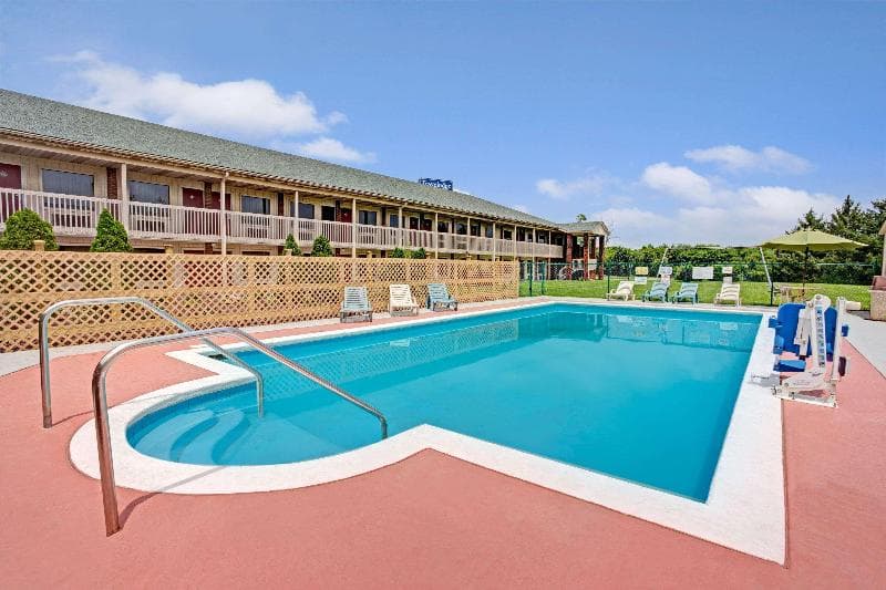 Travelodge By Wyndham Sellersburg 4