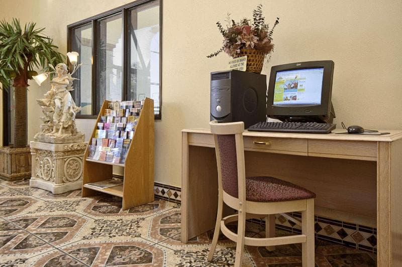 Days Inn by Wyndham Carlsbad 2
