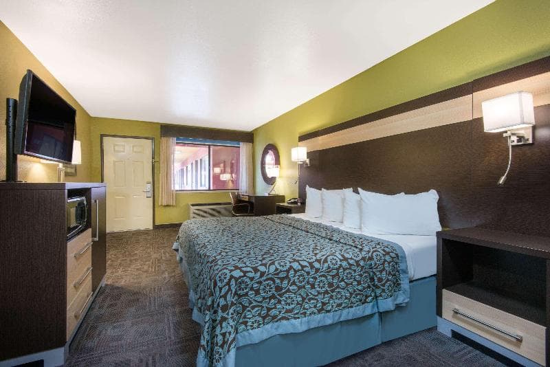 Days Inn by Wyndham Carlsbad 4