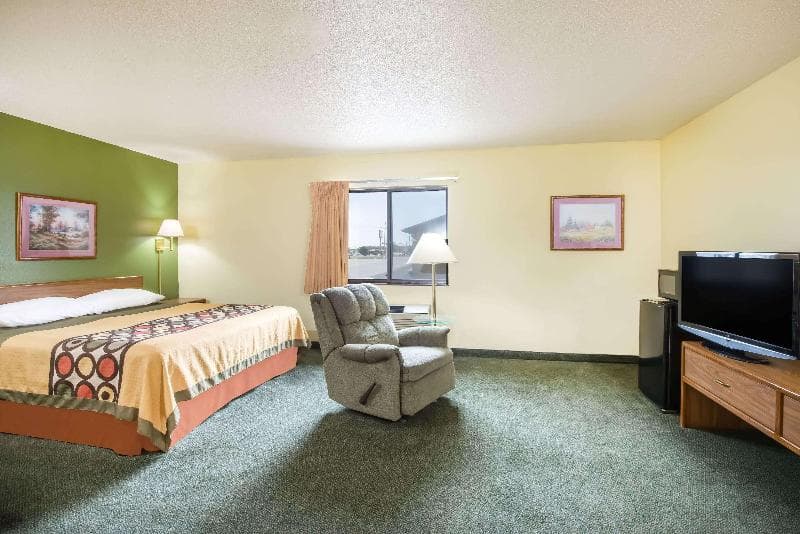 Super 8 By Wyndham Colby 4