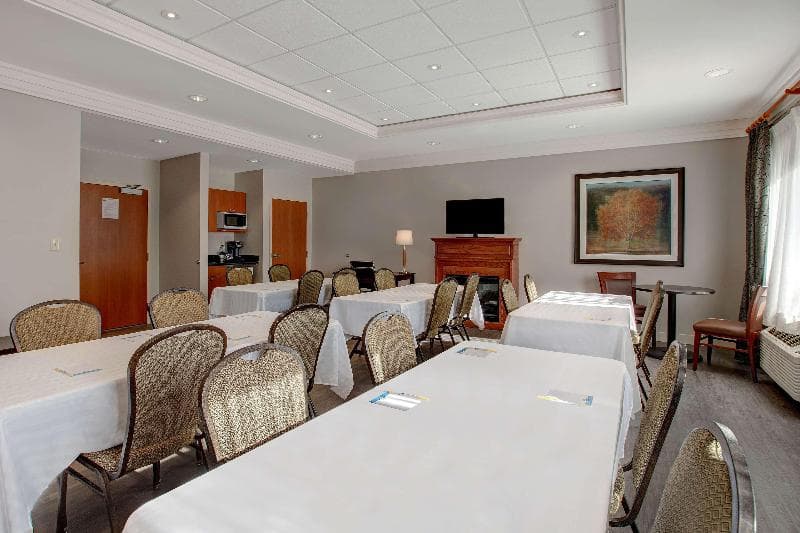 Days Inn & Suites by Wyndham Collingwood 4
