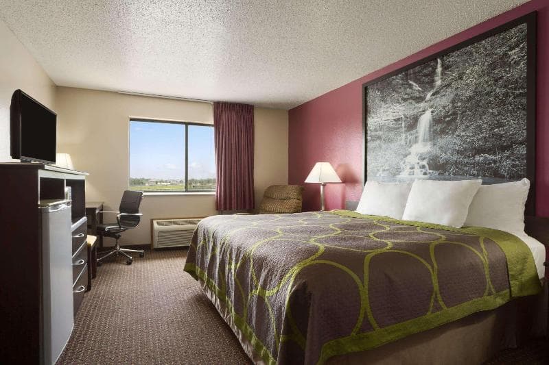 Super 8 by Wyndham Cameron photo 1