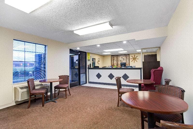 Super 8 By Wyndham Clarksville East 4