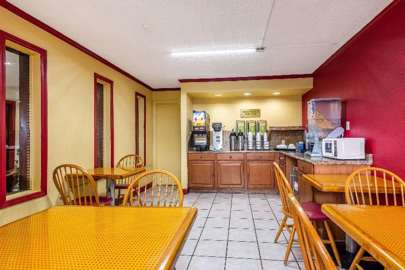 Econo Lodge Charlotte Airport Area 5