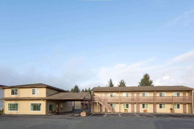 Super 8 By Wyndham Crescent City 5