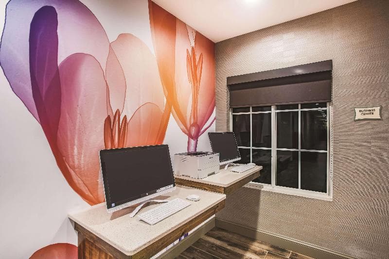 La Quinta Inn & Suites by Wyndham Chambersburg photo 1