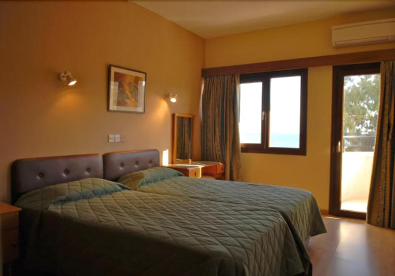 Pigeon Beach Hotel Apartments 3