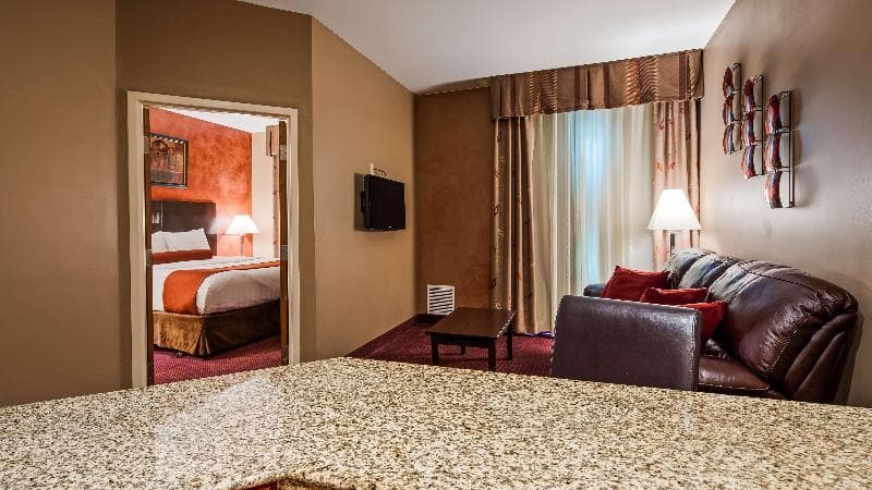 Best Western Plus Hannaford Inn & Suites 4