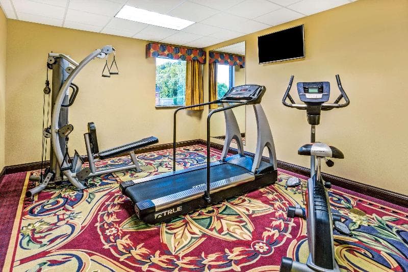 Days Inn & Suites by Wyndham Jeffersonville 4