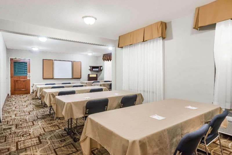 Hawthorn Suites by Wyndham Akron/Seville 1