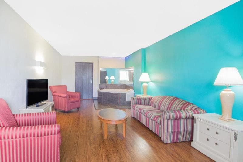 Skylight Inn Cleveland Willoughby 4