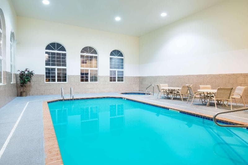Howard Johnson by Wyndham Oacoma Hotel & Suites 5