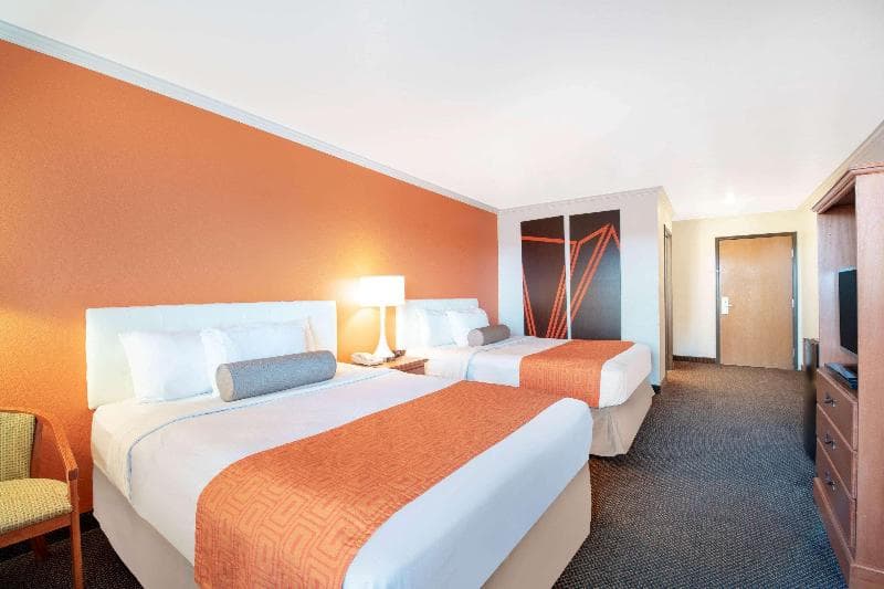 Howard Johnson by Wyndham Oacoma Hotel & Suites 3