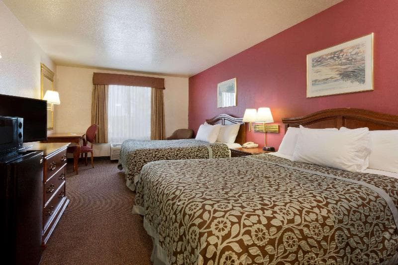 Days Inn by Wyndham Lathrop 3